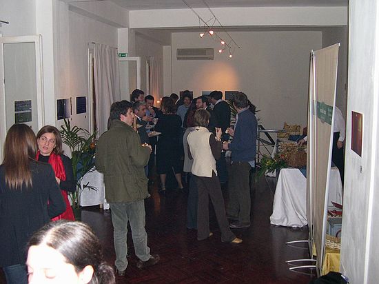 tutti mangiano.. complimeti al catering..