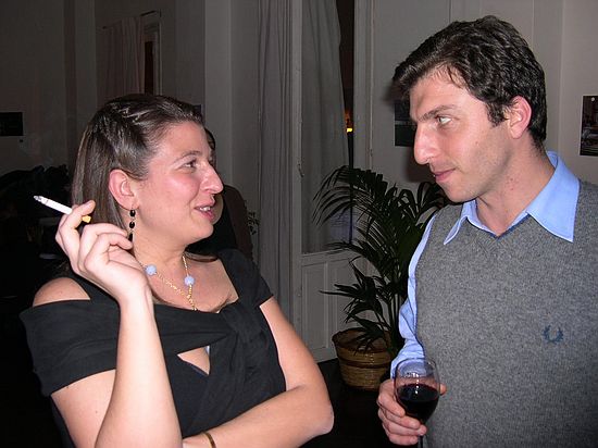 festeggiata a colloquio con invitato
