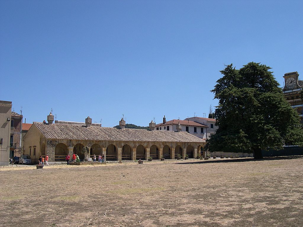 il casale adiacente alla Reggia che funge da Guardia Medica.
