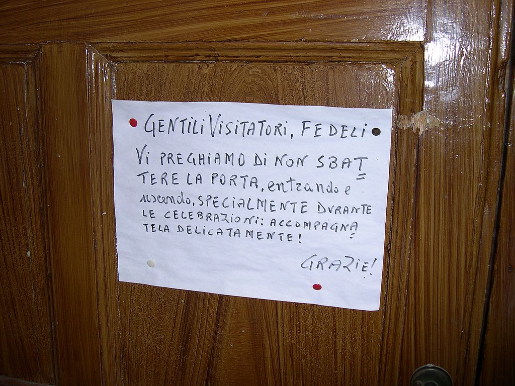 un avviso prima di entrare nella piccola cappella dentro la Reggia..