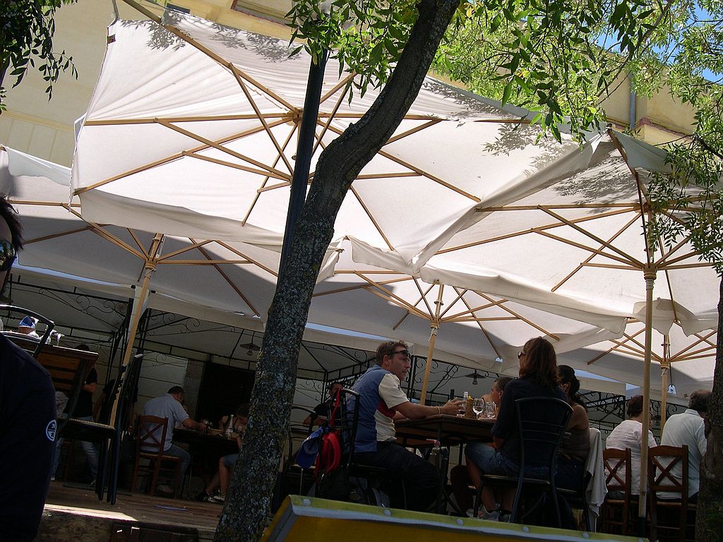 aspettiamo mentre gli altri mangiano.......