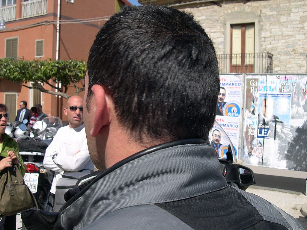 la nuca del police man