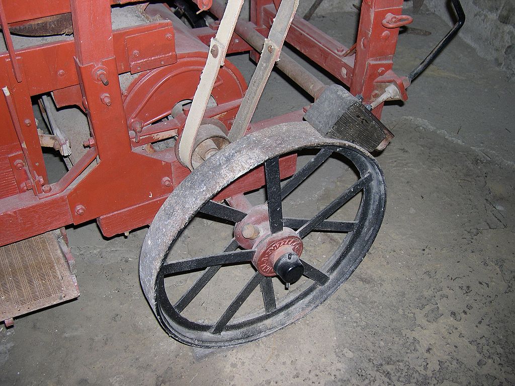 una trebbiatrice con ruote d'acciaio e freni di legno, altri tempi, altro che ABS