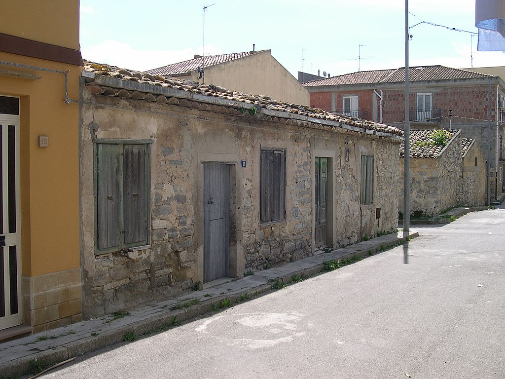 questa era le vecchia scuola elementare e media del tempo. oramai chuisa...
