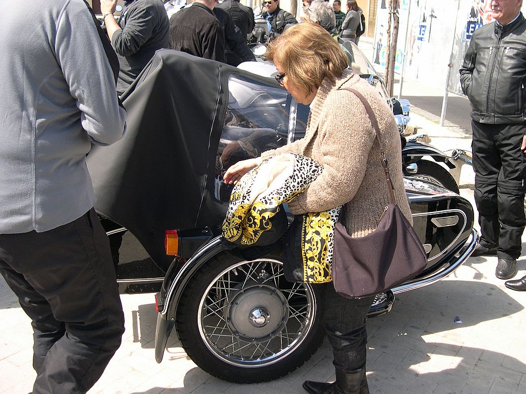 la signora si appresta a salire a bordo.........
