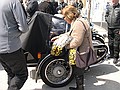 la signora si appresta a salire a bordo.........